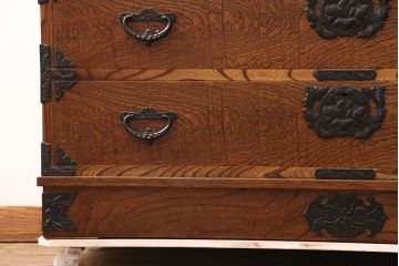 中古　岩谷堂箪笥　天板リメイク　趣きのある和を感じさせる渋い佇まいのチェスト(衣装箪笥、収納箪笥、引き出し、和タンス、サイドボード)(R-051377)