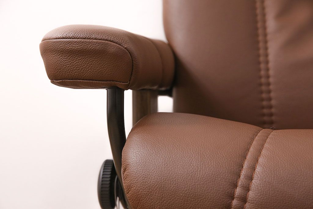 中古 展示美品 2019年製 本革 EKORNES(エコーネス) コンサルシリーズ Sサイズ オットマン付きストレスレスチェア(リクライニングチェア、一人掛けソファ、アームチェア)(定価約22万円)(R-051383)