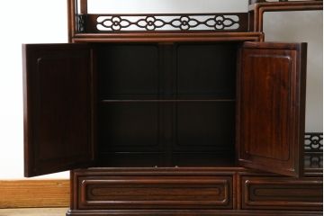 和製ヴィンテージ　ビンテージ家具　国産　手造り　漆塗りが美しいカリン材製の飾り棚(茶棚、茶箪笥、収納棚、戸棚、花梨材)(定価約40万円)(R-051388)