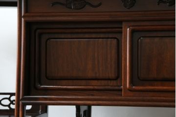 和製ヴィンテージ　ビンテージ家具　国産　手造り　漆塗りが美しいカリン材製の飾り棚(茶棚、茶箪笥、収納棚、戸棚、花梨材)(定価約40万円)(R-051388)