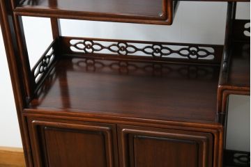 和製ヴィンテージ　ビンテージ家具　国産　手造り　漆塗りが美しいカリン材製の飾り棚(茶棚、茶箪笥、収納棚、戸棚、花梨材)(定価約40万円)(R-051388)