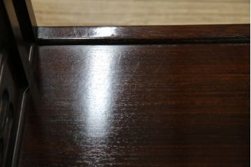 和製ヴィンテージ　ビンテージ家具　国産　手造り　漆塗りが美しいカリン材製の飾り棚(茶棚、茶箪笥、収納棚、戸棚、花梨材)(定価約40万円)(R-051388)
