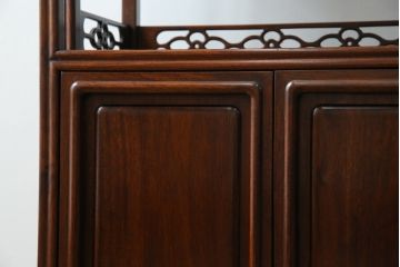 和製ヴィンテージ　ビンテージ家具　国産　手造り　漆塗りが美しいカリン材製の飾り棚(茶棚、茶箪笥、収納棚、戸棚、花梨材)(定価約40万円)(R-051388)