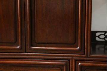 和製ヴィンテージ　ビンテージ家具　国産　手造り　漆塗りが美しいカリン材製の飾り棚(茶棚、茶箪笥、収納棚、戸棚、花梨材)(定価約40万円)(R-051388)