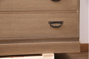 中古　美品　国産　素朴な木肌に引手が映える手造りの総桐箪笥(並厚、桐たんす)(小袖タンス、引き出し、チェスト、桐たんす)(R-051389)