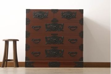 中古　仙台民芸箪笥(仙台箪笥)　欅産業製　朱塗り　漆塗りの朱色に黒々とした金具が映える整理箪笥(朱色、収納箪笥、サイドチェスト、引き出し)(定価約75万円)(R-051391)