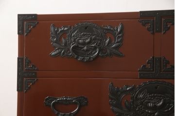 中古　仙台民芸箪笥(仙台箪笥)　欅産業製　朱塗り　漆塗りの朱色に黒々とした金具が映える整理箪笥(朱色、収納箪笥、サイドチェスト、引き出し)(定価約75万円)(R-051391)