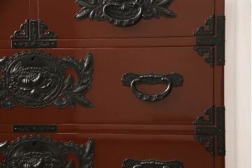 中古　仙台民芸箪笥(仙台箪笥)　欅産業製　朱塗り　漆塗りの朱色に黒々とした金具が映える整理箪笥(朱色、収納箪笥、サイドチェスト、引き出し)(定価約75万円)(R-051391)