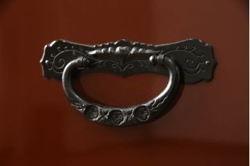 中古　仙台民芸箪笥(仙台箪笥)　欅産業製　朱塗り　漆塗りの朱色に黒々とした金具が映える整理箪笥(朱色、収納箪笥、サイドチェスト、引き出し)(定価約75万円)(R-051391)