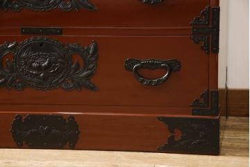 中古　仙台民芸箪笥(仙台箪笥)　欅産業製　朱塗り　漆塗りの朱色に黒々とした金具が映える整理箪笥(朱色、収納箪笥、サイドチェスト、引き出し)(定価約75万円)(R-051391)