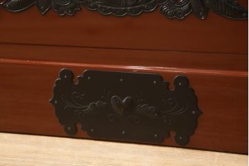 中古　仙台民芸箪笥(仙台箪笥)　欅産業製　朱塗り　漆塗りの朱色に黒々とした金具が映える整理箪笥(朱色、収納箪笥、サイドチェスト、引き出し)(定価約75万円)(R-051391)