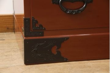 中古　仙台民芸箪笥(仙台箪笥)　欅産業製　朱塗り　漆塗りの朱色に黒々とした金具が映える整理箪笥(朱色、収納箪笥、サイドチェスト、引き出し)(定価約75万円)(R-051391)