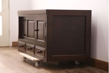 中古　美品　松本民芸家具　落ち着きのあるシックな佇まいが魅力の脚(台輪)付きリビングボード(テレビ台、ローボード、テレビボード)(R-051400)