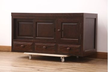 中古　美品　松本民芸家具　落ち着きのあるシックな佇まいが魅力の脚(台輪)付きリビングボード(テレビ台、ローボード、テレビボード)(R-051400)