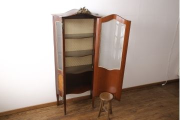 中古　真鍮の飾りが付いたアンティーク風の高級イタリアキャビネット(ガラスキャビネット、ショーケース、飾り棚)(定価約65万円)(R-051406)