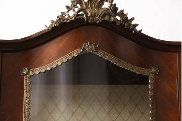 中古　真鍮の飾りが付いたアンティーク風の高級イタリアキャビネット(ガラスキャビネット、ショーケース、飾り棚)(定価約65万円)(R-051406)