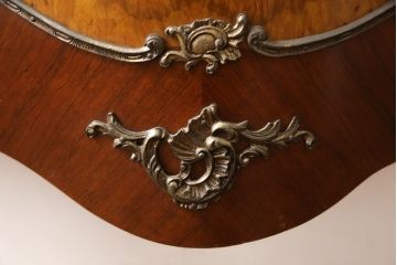 中古　真鍮の飾りが付いたアンティーク風の高級イタリアキャビネット(ガラスキャビネット、ショーケース、飾り棚)(定価約65万円)(R-051406)