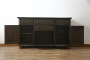 イギリスヴィンテージ　ビンテージ家具　ERCOL(アーコール)　クラシカルな佇まいが魅力的な希少モデルのサイドボード(収納棚、戸棚、キャビネット)(R-051407)