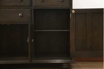 イギリスヴィンテージ　ビンテージ家具　ERCOL(アーコール)　クラシカルな佇まいが魅力的な希少モデルのサイドボード(収納棚、戸棚、キャビネット)(R-051407)