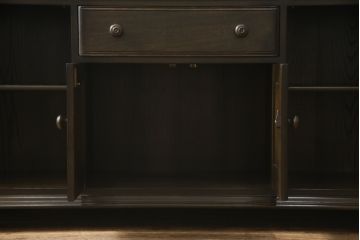 イギリスヴィンテージ　ビンテージ家具　ERCOL(アーコール)　クラシカルな佇まいが魅力的な希少モデルのサイドボード(収納棚、戸棚、キャビネット)(R-051407)