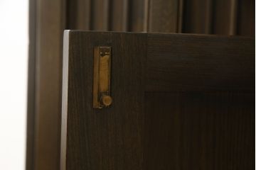 イギリスヴィンテージ　ビンテージ家具　ERCOL(アーコール)　クラシカルな佇まいが魅力的な希少モデルのサイドボード(収納棚、戸棚、キャビネット)(R-051407)