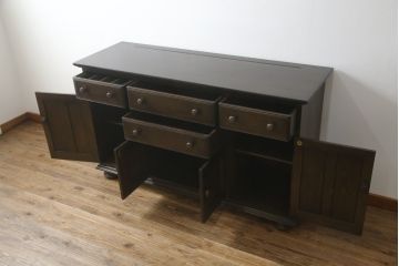 イギリスヴィンテージ　ビンテージ家具　ERCOL(アーコール)　クラシカルな佇まいが魅力的な希少モデルのサイドボード(収納棚、戸棚、キャビネット)(R-051407)