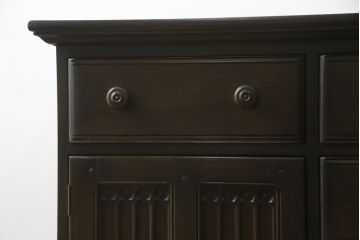 イギリスヴィンテージ　ビンテージ家具　ERCOL(アーコール)　クラシカルな佇まいが魅力的な希少モデルのサイドボード(収納棚、戸棚、キャビネット)(R-051407)