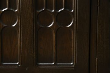 イギリスヴィンテージ　ビンテージ家具　ERCOL(アーコール)　クラシカルな佇まいが魅力的な希少モデルのサイドボード(収納棚、戸棚、キャビネット)(R-051407)