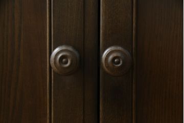 イギリスヴィンテージ　ビンテージ家具　ERCOL(アーコール)　クラシカルな佇まいが魅力的な希少モデルのサイドボード(収納棚、戸棚、キャビネット)(R-051407)