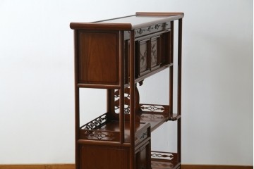 中古　美品　伝統工芸家具　中澤唐木製　漆塗りが上品な雰囲気を漂わせるカリン材製の飾り棚(茶棚、収納棚、戸棚、花梨材)(R-051408)