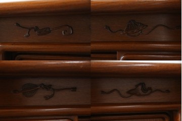 中古　美品　伝統工芸家具　中澤唐木製　漆塗りが上品な雰囲気を漂わせるカリン材製の飾り棚(茶棚、収納棚、戸棚、花梨材)(R-051408)