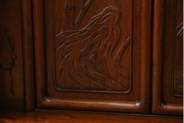 中古　美品　伝統工芸家具　中澤唐木製　漆塗りが上品な雰囲気を漂わせるカリン材製の飾り棚(茶棚、収納棚、戸棚、花梨材)(R-051408)