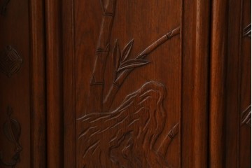 中古　美品　伝統工芸家具　中澤唐木製　漆塗りが上品な雰囲気を漂わせるカリン材製の飾り棚(茶棚、収納棚、戸棚、花梨材)(R-051408)