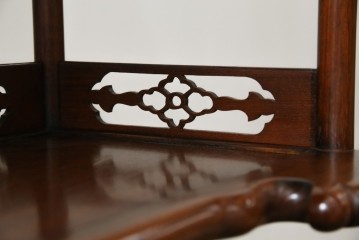 中古　美品　伝統工芸家具　中澤唐木製　漆塗りが上品な雰囲気を漂わせるカリン材製の飾り棚(茶棚、収納棚、戸棚、花梨材)(R-051408)