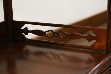 中古　美品　伝統工芸家具　中澤唐木製　漆塗りが上品な雰囲気を漂わせるカリン材製の飾り棚(茶棚、収納棚、戸棚、花梨材)(R-051408)