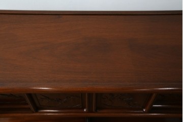 中古　美品　伝統工芸家具　中澤唐木製　漆塗りが上品な雰囲気を漂わせるカリン材製の飾り棚(茶棚、収納棚、戸棚、花梨材)(R-051408)