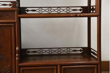 中古　美品　伝統工芸家具　中澤唐木製　漆塗りが上品な雰囲気を漂わせるカリン材製の飾り棚(茶棚、収納棚、戸棚、花梨材)(R-051408)