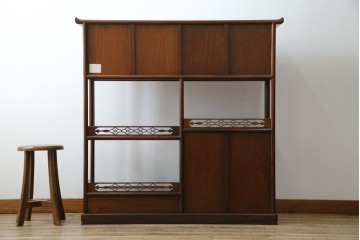 中古　美品　伝統工芸家具　中澤唐木製　漆塗りが上品な雰囲気を漂わせるカリン材製の飾り棚(茶棚、収納棚、戸棚、花梨材)(R-051408)