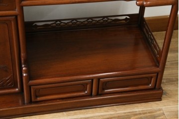 中古　美品　伝統工芸家具　中澤唐木製　漆塗りが上品な雰囲気を漂わせるカリン材製の飾り棚(茶棚、収納棚、戸棚、花梨材)(R-051408)