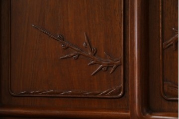 中古　美品　伝統工芸家具　中澤唐木製　漆塗りが上品な雰囲気を漂わせるカリン材製の飾り棚(茶棚、収納棚、戸棚、花梨材)(R-051408)