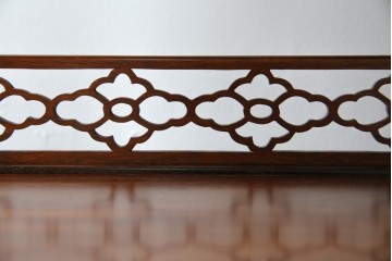 中古　美品　伝統工芸家具　中澤唐木製　漆塗りが上品な雰囲気を漂わせるカリン材製の飾り棚(茶棚、収納棚、戸棚、花梨材)(R-051408)