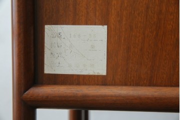 中古　美品　伝統工芸家具　中澤唐木製　漆塗りが上品な雰囲気を漂わせるカリン材製の飾り棚(茶棚、収納棚、戸棚、花梨材)(R-051408)