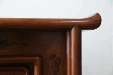 中古　美品　伝統工芸家具　中澤唐木製　漆塗りが上品な雰囲気を漂わせるカリン材製の飾り棚(茶棚、収納棚、戸棚、花梨材)(R-051408)