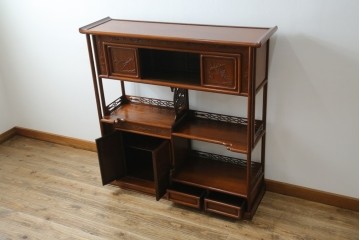 中古　美品　伝統工芸家具　中澤唐木製　漆塗りが上品な雰囲気を漂わせるカリン材製の飾り棚(茶棚、収納棚、戸棚、花梨材)(R-051408)