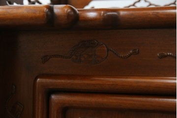 中古　美品　伝統工芸家具　中澤唐木製　漆塗りが上品な雰囲気を漂わせるカリン材製の飾り棚(茶棚、収納棚、戸棚、花梨材)(R-051408)