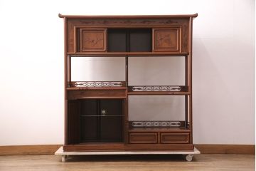 中古　美品　伝統工芸家具　中澤唐木製　漆塗りが上品な雰囲気を漂わせるカリン材製の飾り棚(茶棚、収納棚、戸棚、花梨材)(R-051408)