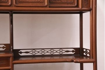 中古　美品　伝統工芸家具　中澤唐木製　漆塗りが上品な雰囲気を漂わせるカリン材製の飾り棚(茶棚、収納棚、戸棚、花梨材)(R-051408)