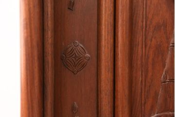 中古　美品　伝統工芸家具　中澤唐木製　漆塗りが上品な雰囲気を漂わせるカリン材製の飾り棚(茶棚、収納棚、戸棚、花梨材)(R-051408)