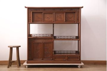 中古　美品　伝統工芸家具　中澤唐木製　漆塗りが上品な雰囲気を漂わせるカリン材製の飾り棚(茶棚、収納棚、戸棚、花梨材)(R-051408)