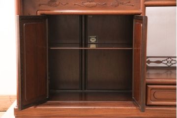中古　美品　伝統工芸家具　中澤唐木製　漆塗りが上品な雰囲気を漂わせるカリン材製の飾り棚(茶棚、収納棚、戸棚、花梨材)(R-051408)